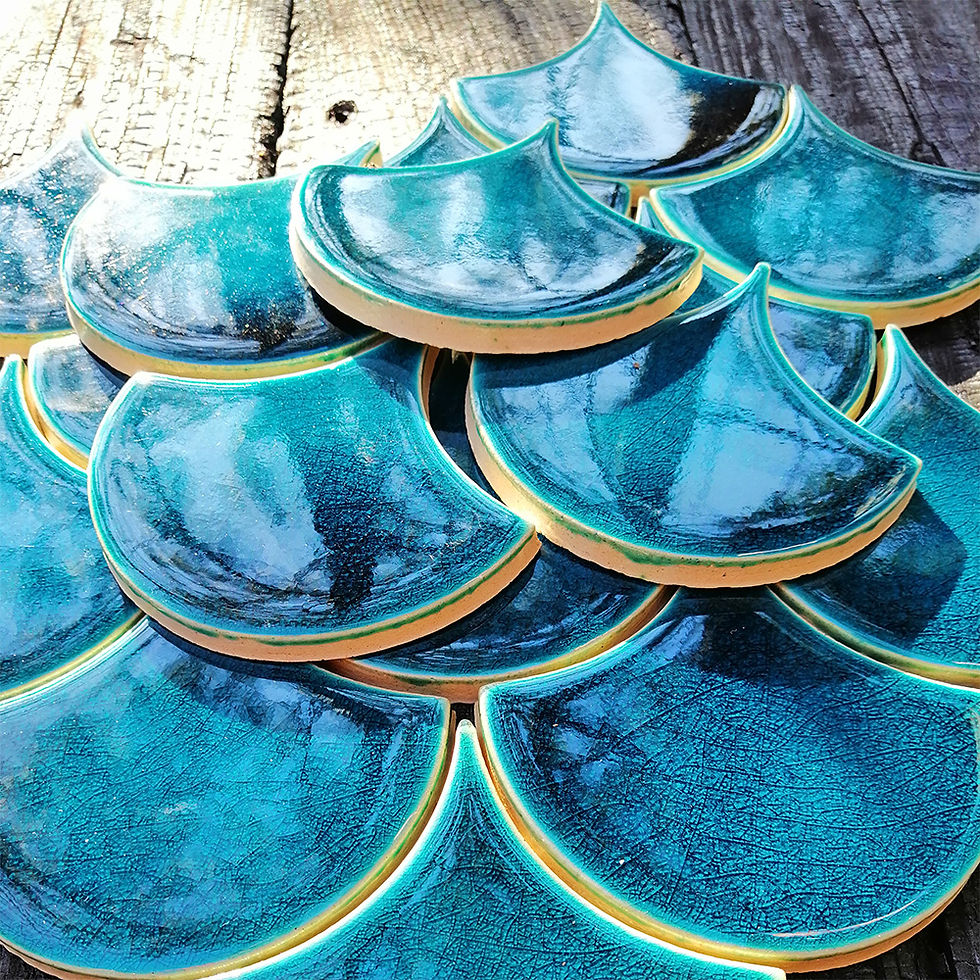 Miniatura: turkusowe ręcznie robione kafle ceramiczne w kształcie rybiej łuski płytki pod prysznic do łazienki i do kuchni zbliżenie