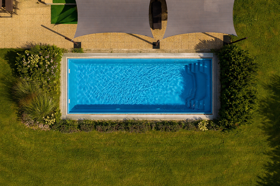 Krištáľovo čistý bazén v záhrade.png