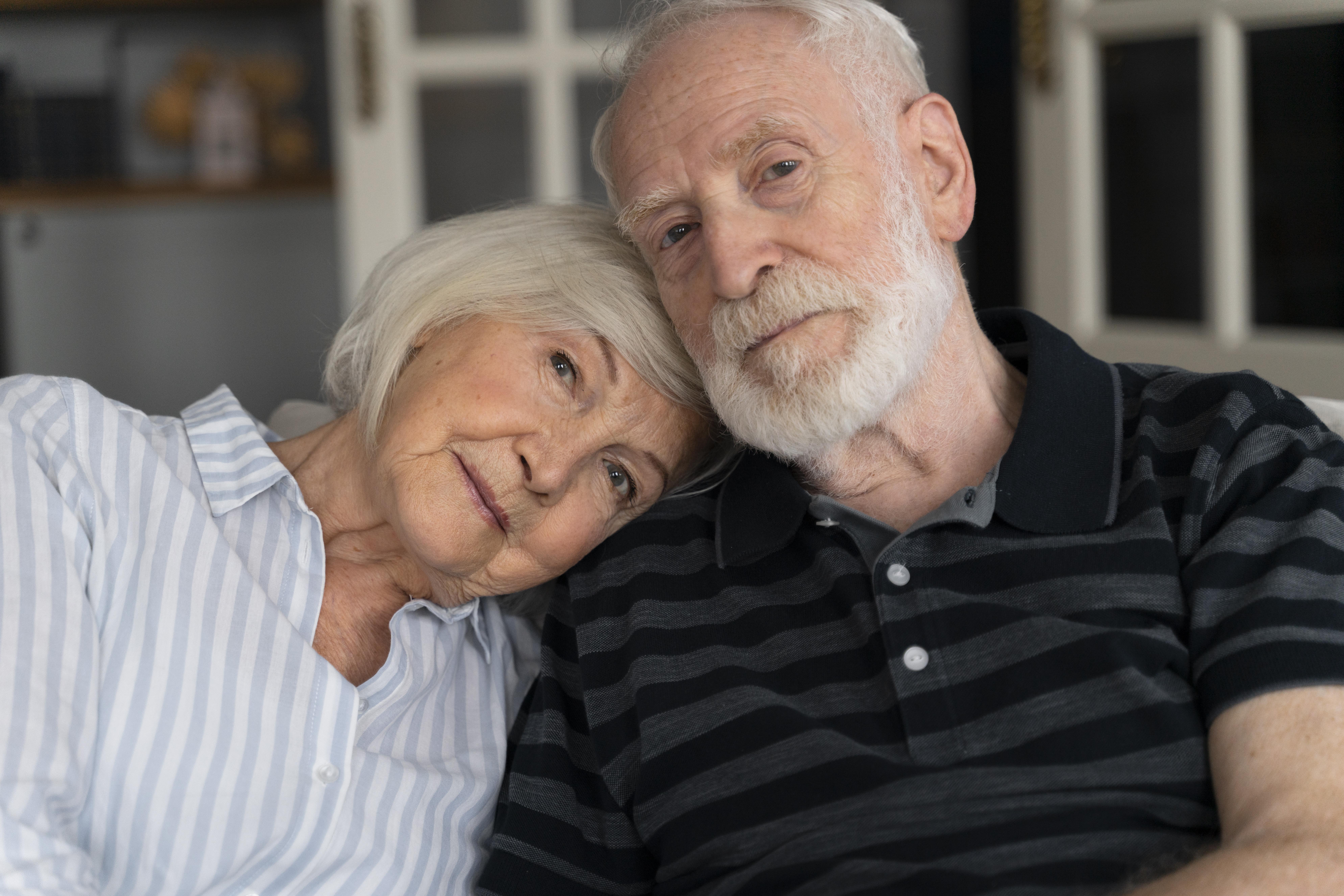 portrait-senior-couple-with-alzeihmer.jpg