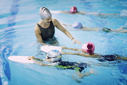 Kids-having-a-race-in-swimming-class-521