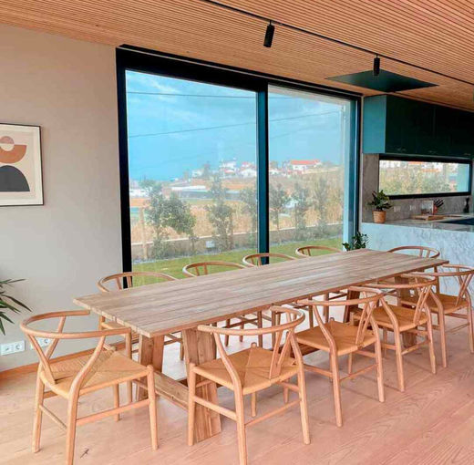Dining room in Coxos surf villa