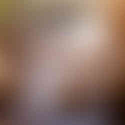 Imagen de una degustación de paellas. Un hombre, en el exterior, mira a cámara mientras disfruta de un plato de paella y acompañado de una copa de vino tinto.