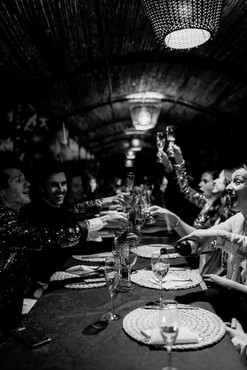 Divertido brindis en una fiesta privada organizada en una masía.
