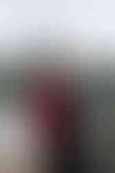 Dos invitados vestidos de época en una fiesta temática.