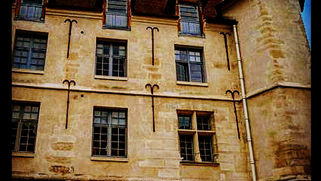 Un vrai château, une reine et un dragon cachés dans Paris