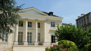 Une vraie maison blanche cachée dans Paris