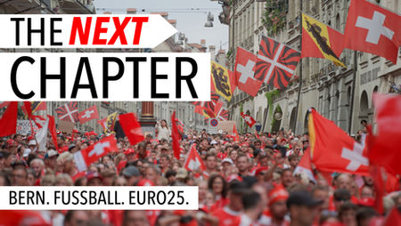 Jana Leu und Adi Goetschi durften während 12 Monaten im Auftrag der Stadt Bern einen Dokumentarfilm über die Women’s Euro 2025 in Bern produzieren. 

Pressekonferenzen, Aufbauarbeiten, Fanwalks, Public Viewings, öffentliches Training der Schweizer Nati, Konzert um Konzert, Mixed Zone - sie waren dabei! Und nach dem Turnier führten sie bis Ende Jahr insgesamt 18 Interviews mit den Menschen, die nun durch den Film führen und die Geschichte des Berner Ballzaubers erzählen. Das sind Lia Wälti, Rachel Rinast, Marieke Kruit, Flavia Wasserfallen, Marion Daube, Franziska Schild, Seraina Degen, Manuela Angst, Blanc Dominique, Charles Beuret sowie das Team der Host City Bern rund um Hannah Sutter und Marc Heeb.

MERCI MERCI MERCI allen Unterstützer*innen und Mitwirkenden - wir hatten wahnsinnig viel Freude bei der Produktion und sind sehr dankbar, dass wir Teil dieses Sommermärchens sein durften. Und was vor allem zählt: wir hoffen, dass wir mit der Sichtbarkeit des Films zur weiteren positiven Entwicklung des Mädchen- und Frauensports beitragen können. 