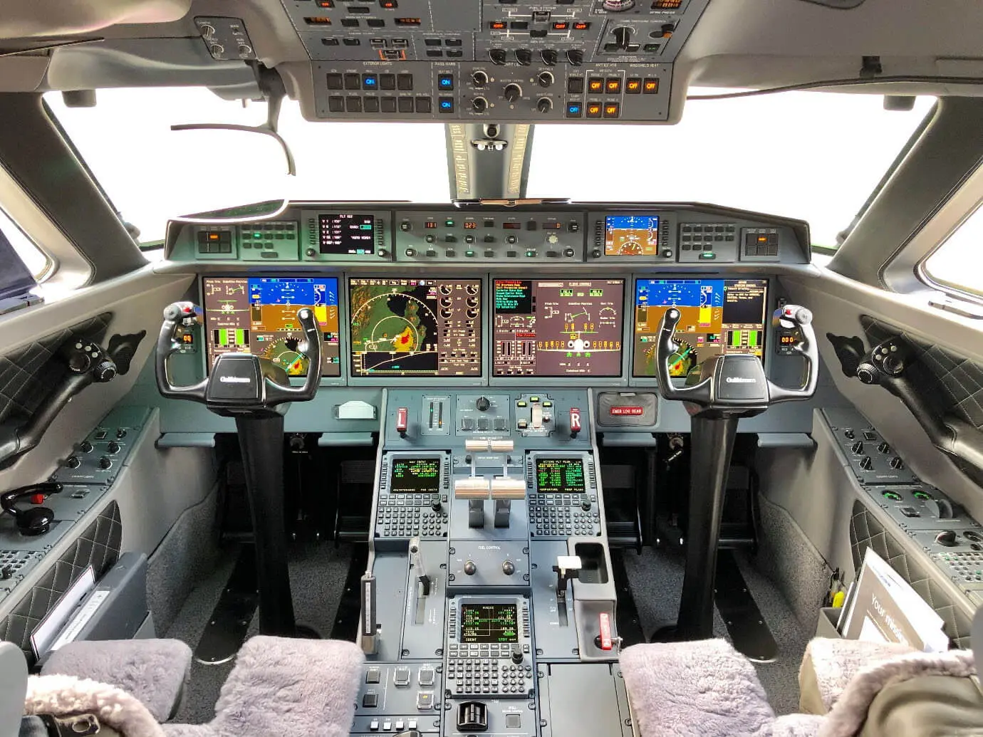 Gulfstream-G650-6101-Cockpit.jpg.webp