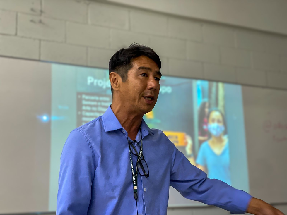 Fabio Tatsubô em palestra na sala de aula, abordando a ODS aos alunos de jornalismo