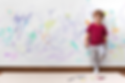 Kind bemalt Wand mit Malstiften