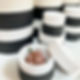 boite-ronde-lux-noir-et-blanc-emballage-alimentaire-elegant (1).jpg