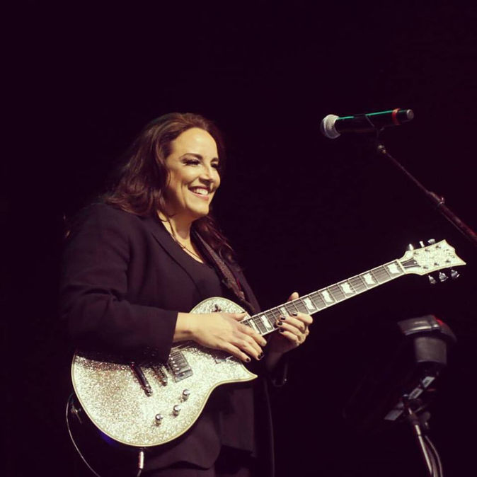 Ana Carolina no palco do Espaço das Américas.