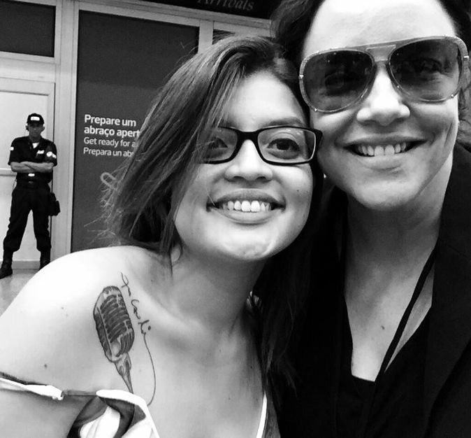 Fãs se encontram com Ana Carolina no aeroporto