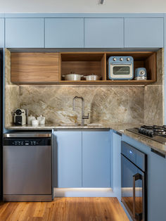 apartamento Eirené, apartamento Amanda Ferrari, apartamento alto padrão, arquitetura saudavel, sala de estar, arquitetura contemporânea, cozinha azul alto padrão, cozinha azul, projeto de arquitetura