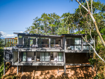 casa na serra com vista pra mata de dois andares no penhasco, arquitetura moderna, arquitetura saudavel, escritorio de arquitetura