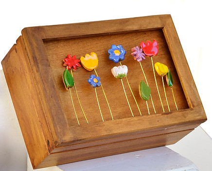 scatola di legno con fiori