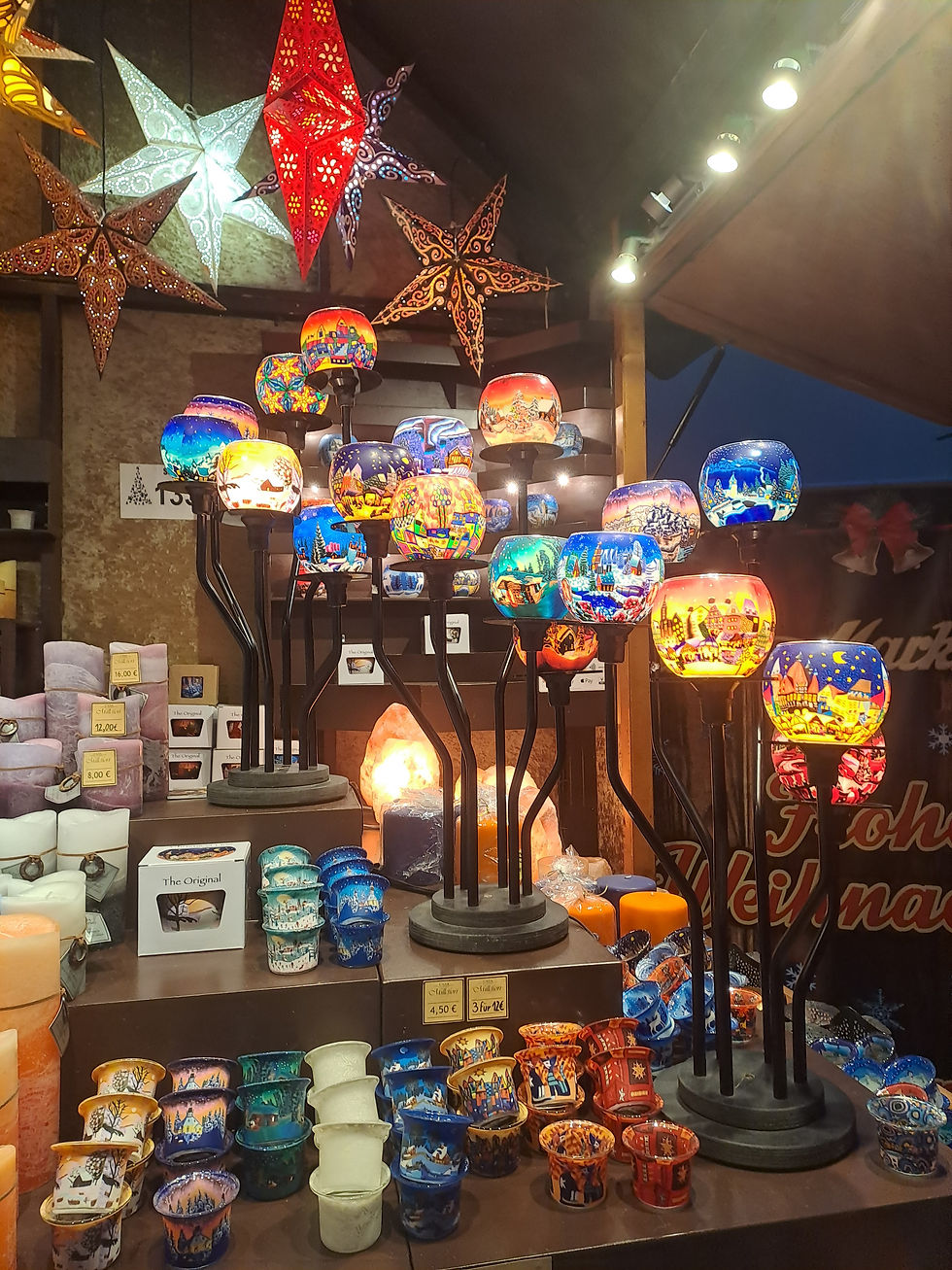 Des bougies et photophores aux teintes vives qui apportent chaleur et charme au marché - Photo : Carnets de Bonn