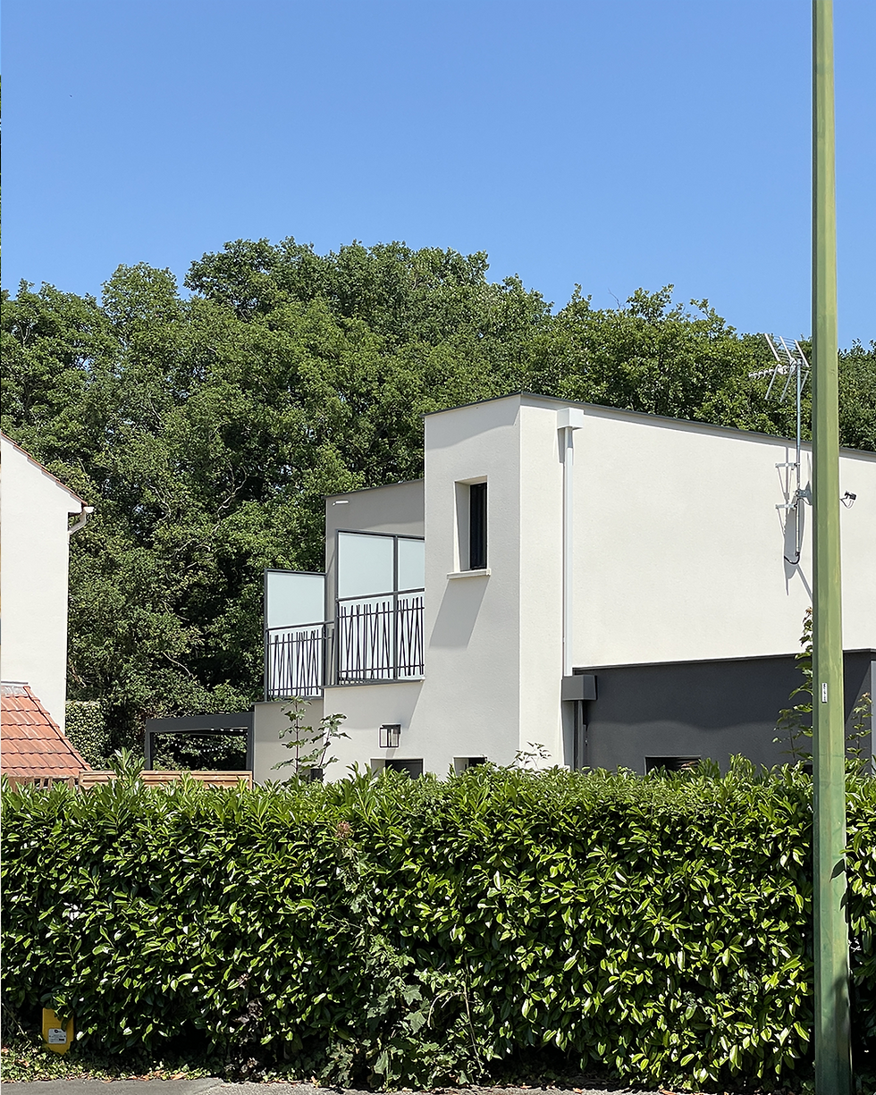 Sur un terrain plat à Palaiseau, l’ancienne maison, trop vétuste pour être conservée malgré une étude approfondie, laisse place à une construction neuve. Le projet marque une nouvelle expérience pour l’agence, en tant que première réalisation répondant à la RE2020.
L’enjeu n’était pas de faire un geste, mais de créer une maison juste, fonctionnelle et adaptée au quotidien d’une famille.
La volumétrie reste volontairement simple, sans effet de style, mais équilibrée, discrètement élégante. Les pièces reprennent l’implantation d’origine au rez-de-chaussée, améliorée par une meilleure fluidité des usages et prolongée d’un étage accueillant notamment une suite parentale.
Le plan s’est dessiné avec évidence, de manière instinctive : les espaces s’enchaînent dans une logique calme, naturelle, fluide.
Matériaux sobres, jardin en fond de parcelle, lumière traversante : une maison pensée pour vivre simplement, durablement, sans superflu.