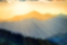 beau-coucher-soleil-dans-montagnes-rayons-soleil-paysage-soleil-qui-brille-travers-nuages-
