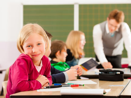 ひとりが100点をとると、クラスみんなでお祝いをするブータンの学校