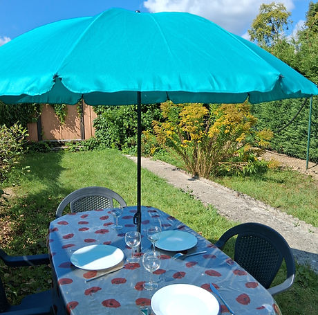 Table, chaises et parasol dans le jardin