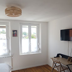 TV et bureau dans la chambre