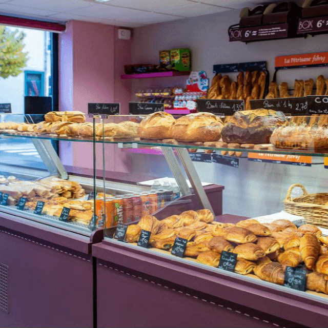 Commerces de village en diaporama montant auberge, pharmacie, friperie, boulangerie artisanale, épicerie, station carburant, marché