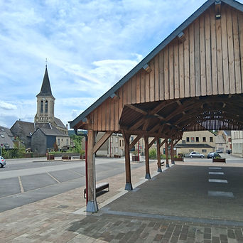 Halle en bois, église en arrière-plan, Village, ciel bleu, Gite de l'Ancien Lavoir.