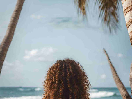 Domptez vos frisottis : Guide exhaustif pour des boucles sublimes