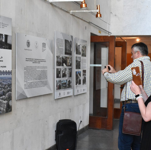 Експонування виставки _Зруйнована, але не знищена…_ в м. Чернівцях. Листопад, 2023 р.