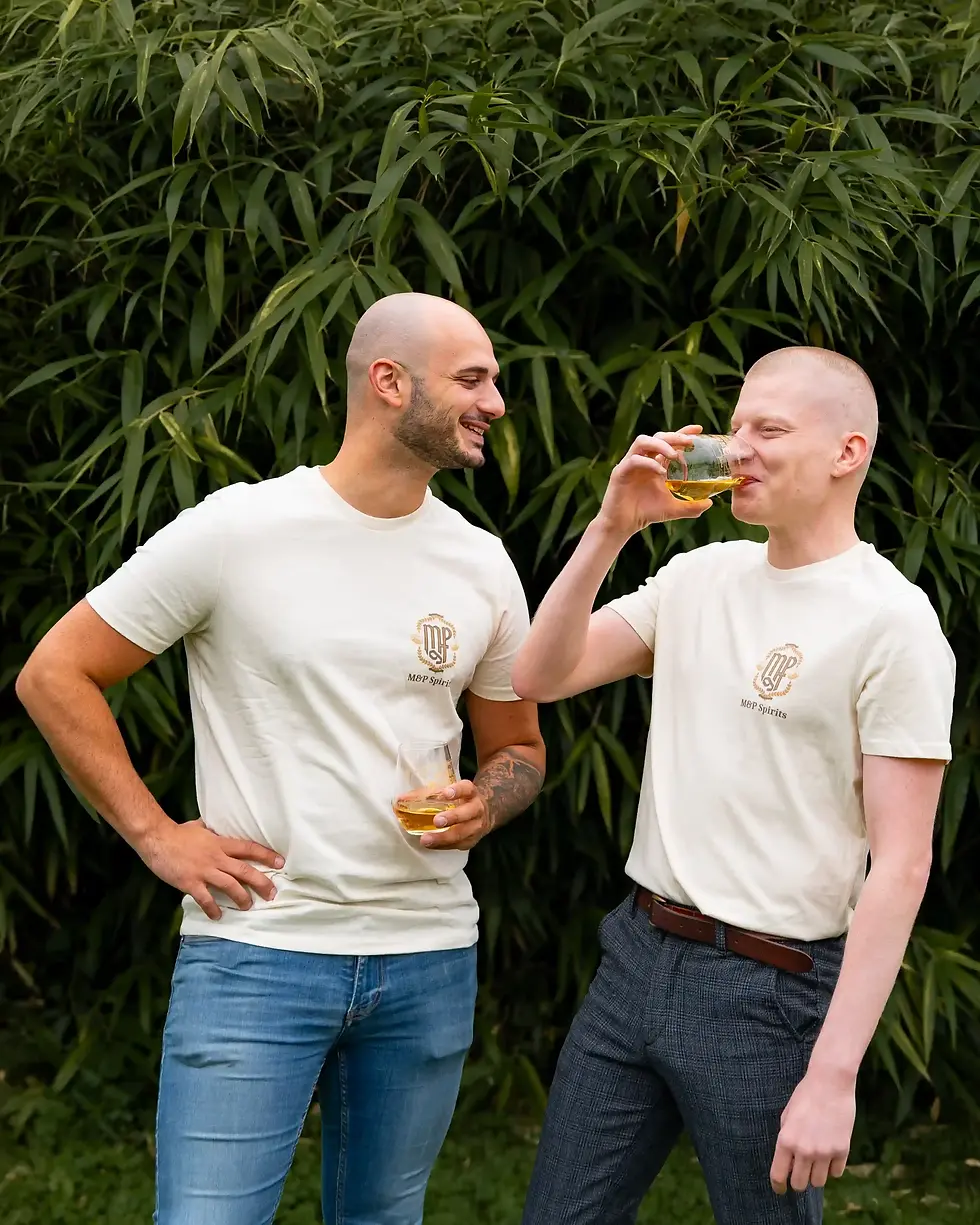 Miniature : 2 hommes portants le T-shirt M&P Spirits