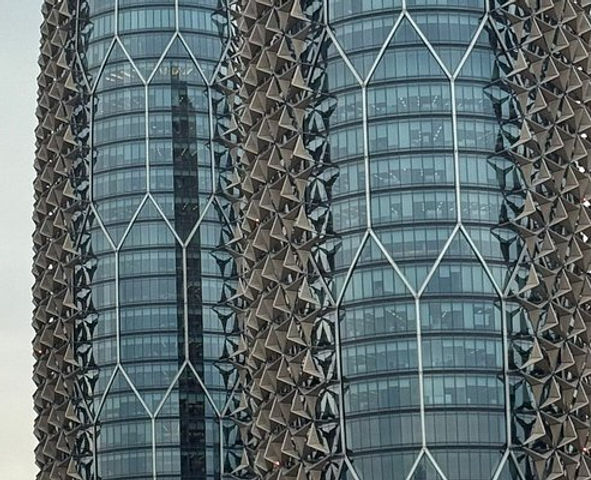 Eastgate Centre и Al Bahar Towers визуално демонстрират как природата решава проблемите с