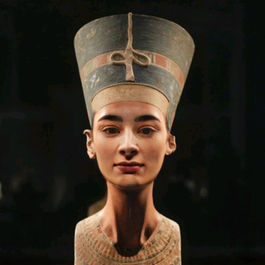 1345 a. C., Thutmosis, Nefertiti.jpg