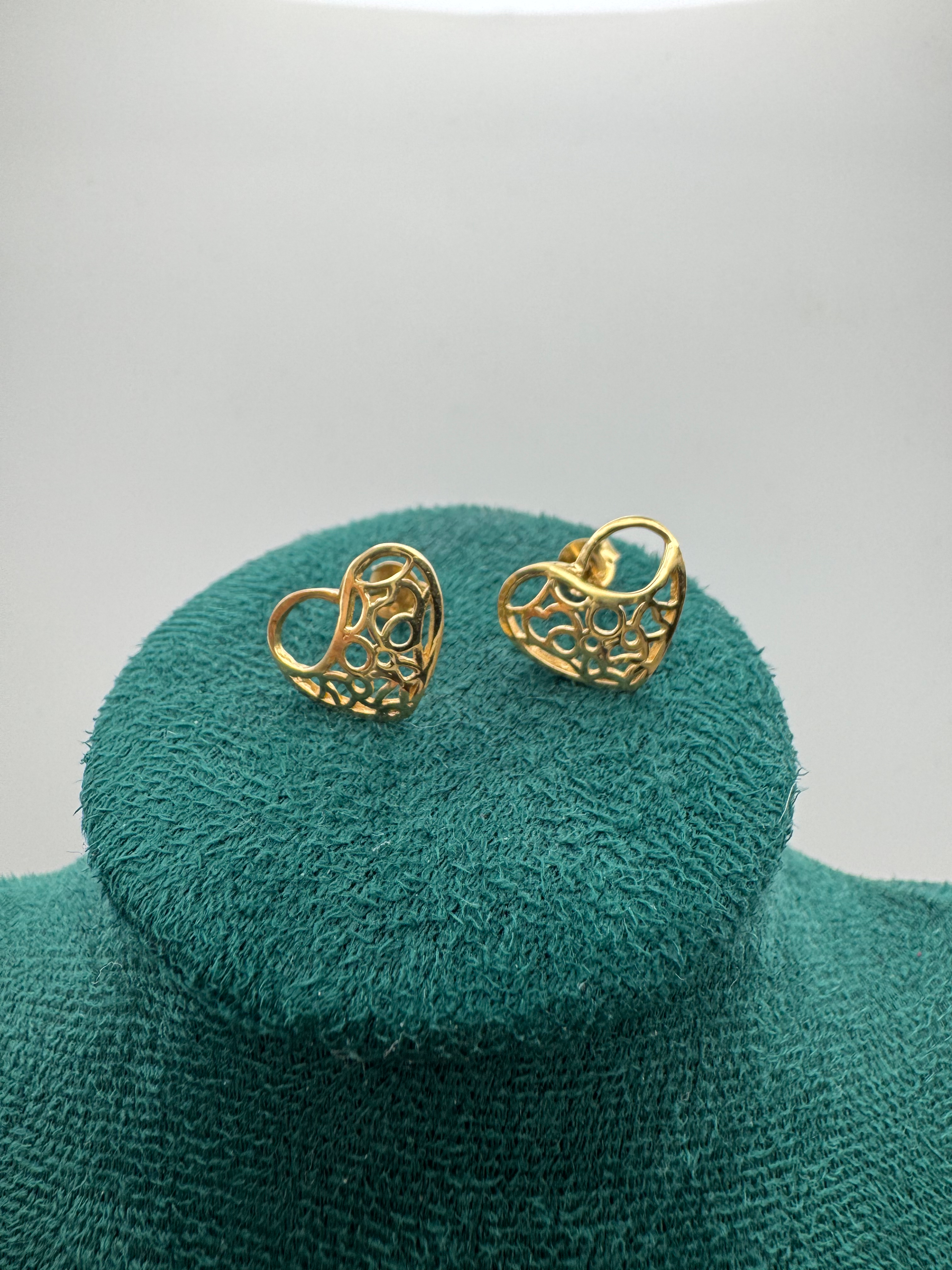 Heart Detail Stud (18k saudi gold)
