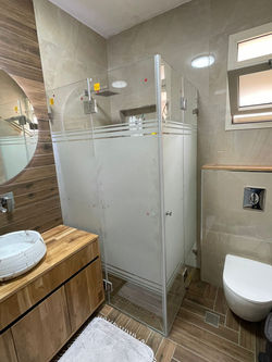 מקלחוני זכוכית