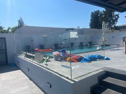 מעקות זכוכית