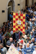 Gonfalone della Città di San Severo in processione durante la Festa del Soccorso