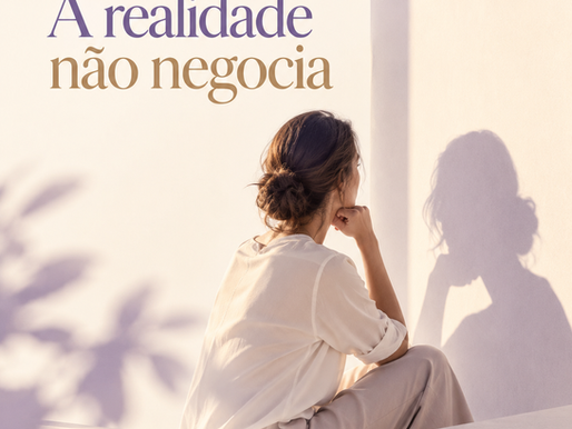 Mulher sentada diante da própria sombra em uma reflexão sobre realidade, decepção e escolhas.