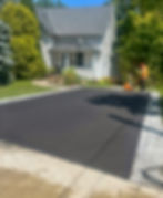 Freshly paved asphalt driveway by Sikkens Paving in Thorold