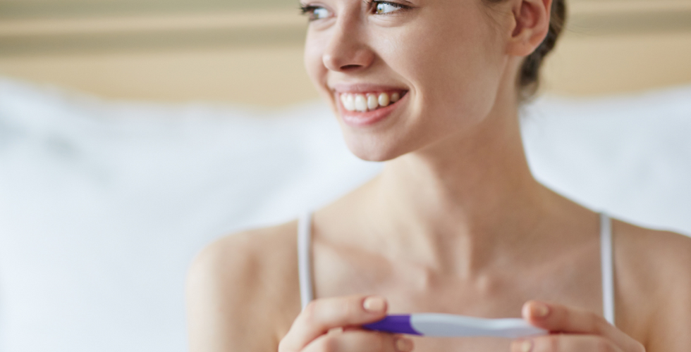 hamilelik testi yapan kadın