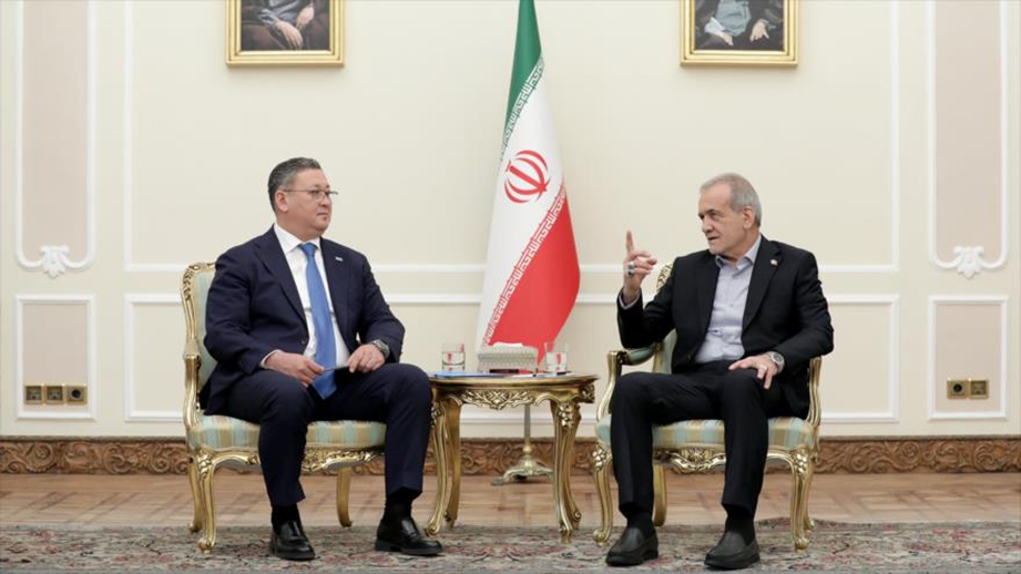 El presidente iraní, Masud Pezeshkian (dcha) y el canciller de Kazajistán, Murat Abugaliuly Nurtileu.
