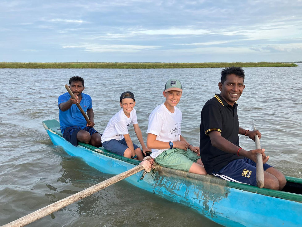 Balade en pirogue dans la mangrove de Kalmunai avec habitants locaux et voyageurs lors d’une immersion au Sri Lanka