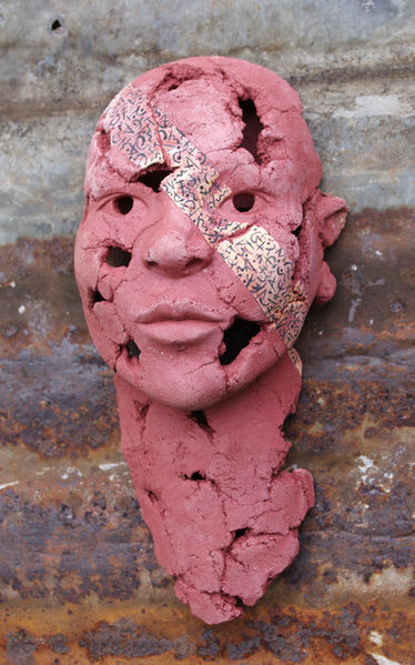 céramique contemporaine - masque mural terre cuite - sculpture murale - masque céramique - masque décoratif - visage terre cuite - tête en argile - céramique engobée - décor sur céramique - visage graphique - visage ethnique - maquillage tribal femme - visage songeur - visage zen - visage sérénité - terre rouge - paysage visage - Accord céramique