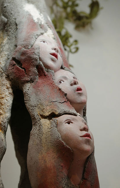 céramique contemporaine - arbre en terre cuite - modelage de visages - sculptures petites filles - sculpture d'arbre - buisson habité - arbre creux - céramique engobée - décor aux engobes - modelage d'arbre - arbre habité - jeunes filles dans l'arbre - jeunes filles cachées - gardiennes de la forêt - au fond des bois - cachette dans l'arbre - branches - mythes de la forêt - il était une fois - sculpture narrative - Accord céramique - Anne Corre