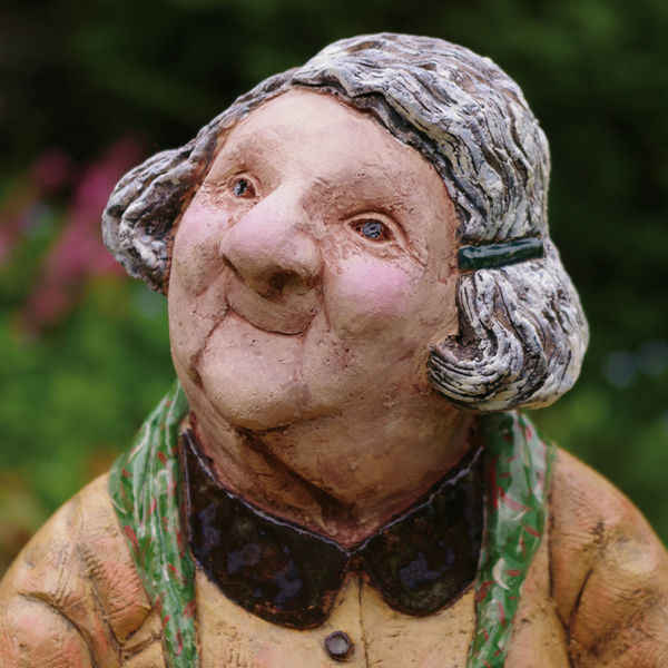 céramique contemporaine - mamie - portrait de grand-mère en terre cuite - sculpture de personne âgée - modelage de vieille  - monde rural - vieille dame aux cheveux blanc - céramique engobée - visage de femme âgée - statue de vieille femme ridée - Accord céramique