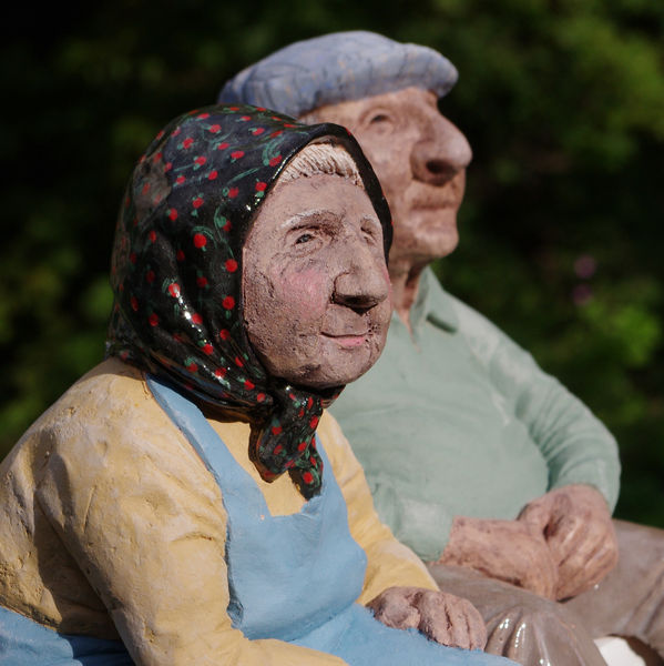 céramique contemporaine - mamie - portrait de grand-mère - sculpture de personne âgée - modelage de vieille femme - monde rural - vieille paysanne - céramique engobée - visage de femme âgée - statue de vieille femme ridée - Accord céramique