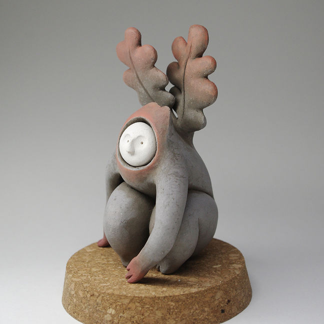 céramique contemporaine - petite créature en céramique - créature fantastique en terre cuite - bestiole imaginaire - cabinet de curiosité - chimère statue - créature hybride - sculpture hybridation - création chimérique - sculpture troll - créature magique - petit lutin en terre cuite - modelage gobelin - esprit de la forêt - elfe en terre - statuette être magique - mythologie japonaise - créature imaginaire figurine - sculpture céramique - gardien de la forêt - Accord céramique - Anne Corre