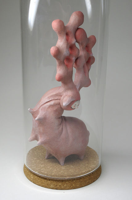 céramique contemporaine - modelage monstres gentils - sculpture créature fantastique - insecte sous globe - bestioles en terre cuite - statue chimères - sculpture créatures hybrides - sculpture hybridation - sculpture insecte imaginaire - animal fantastique en terre cuite - modelage créature magique - la petite bête qui monte - statuette gobelin - petit démon - cabinet de curiosités - esprit de la nature - modelage elfe - statuette être farceur - mythologie japonaise - créatures imaginaires en terre - Accord céramique - Anne Corre