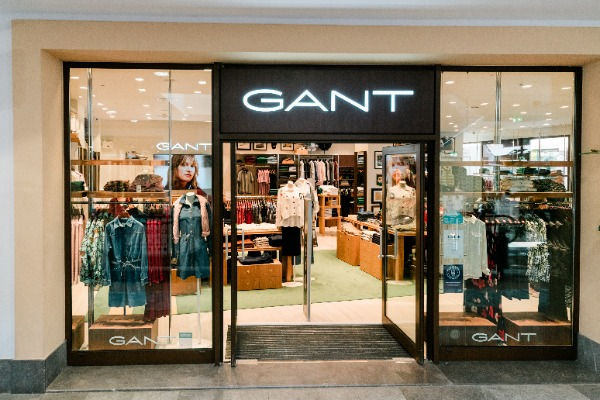 Η GANT παρουσιάζει το ανανεωμένο Outlet κατάστημά της στο Designer Outlet Athens με το νέο global concept της μάρκας.