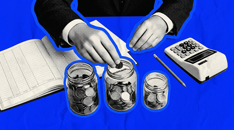 Mãos dividem moedas em três potes ao lado do livro-caixa e da calculadora, ilustrando o orçamento empresarial